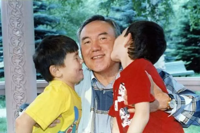 Nursultan Nazarbayev與孫子