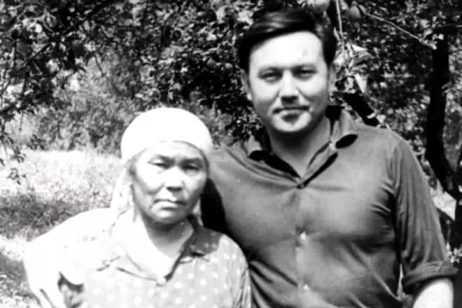 Nursultan Nazarbayev與媽媽