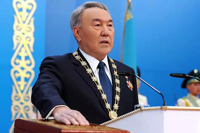 Nursultan Nazarbayev在成立