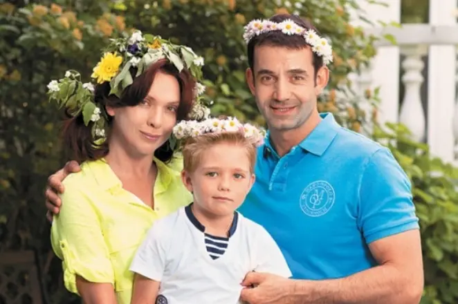 Olga Drozdova dengan anak lelaki dan suami