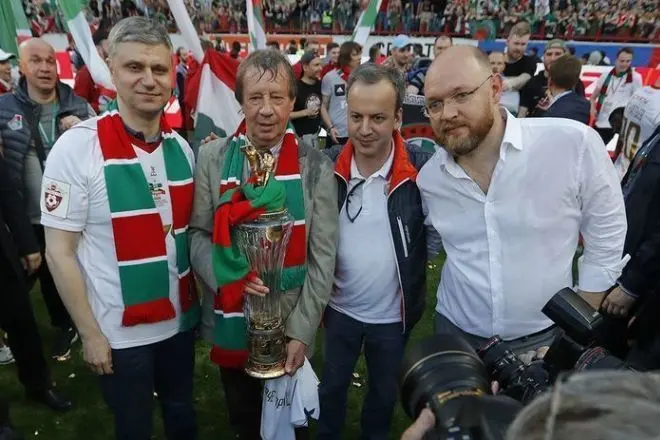 Օլեգ Բելիոզերովը առաջնության տոնակատարության ժամանակ Lokomotiv- ի տոնակատարության ժամանակ