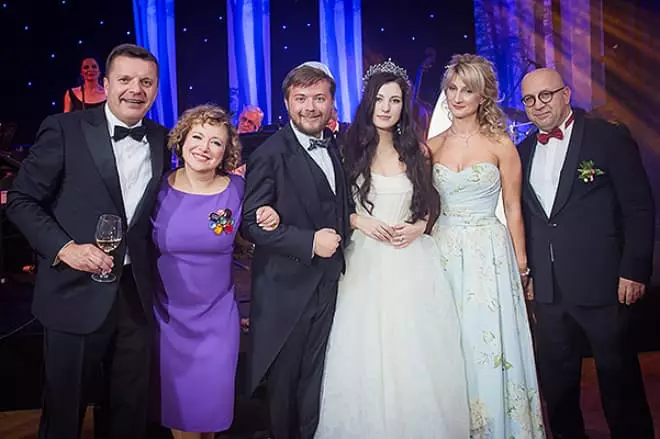 لئونید پارفنوف، النا چكالووا، ایوان پرفنوف و ماریا برویتمن با خانواده