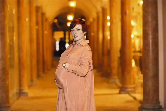 Embarazada Tutta Larsen.