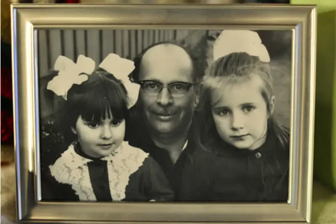 Nika Belotserkovskaya in de kindertijd met vader en zus