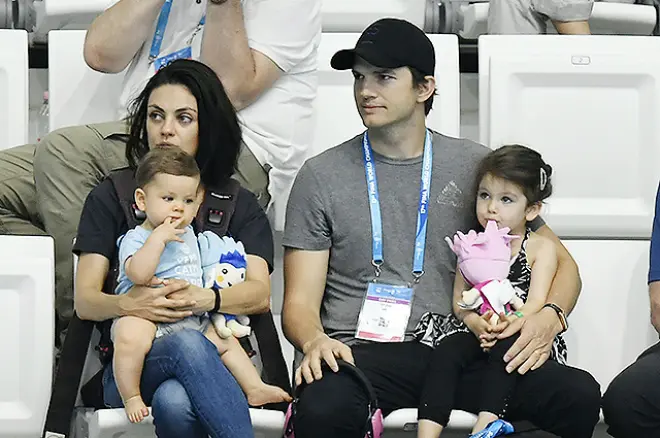 Mila Cunis med sin mand og børn