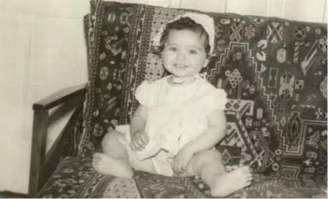 米拉·吉尼斯在童年時期