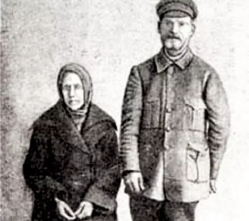 그의 아내 소피아와 Vasily Komarov