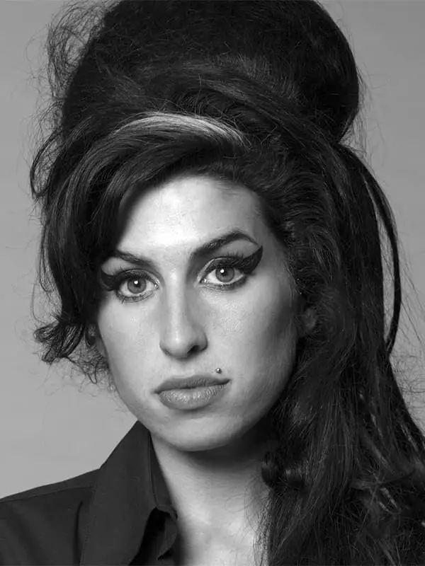 Amy Winehouse - Biografy, foto's, persoanlik libben, ferskes en oarsaak fan 'e dea