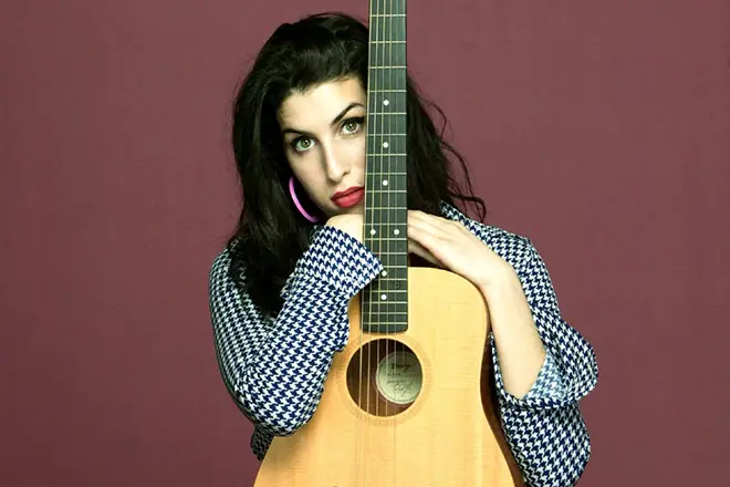 Amy Winehouse tsuas yog 27 xyoo xwb