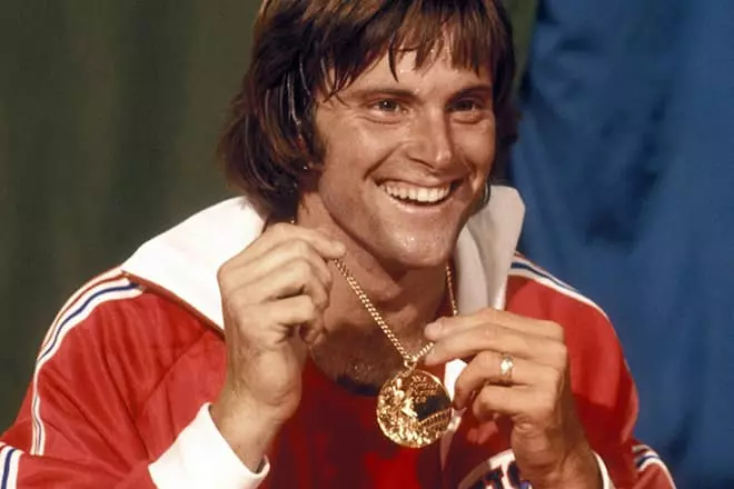 Bruce Jenner cunha medalla de ouro dos Xogos Olímpicos