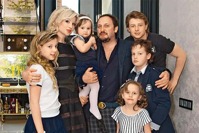 彼の妻と子供たちと一緒にスティスミカイロフ