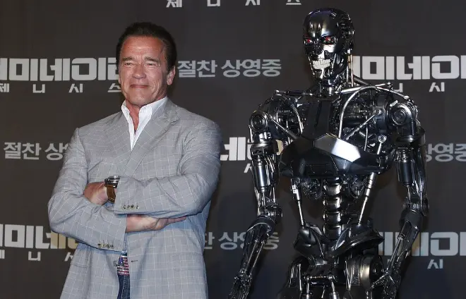 Arnold Schwarzenegger ដែលមានរ៉ូបូតគំរូសម្រាប់ខ្សែភាពយន្ត