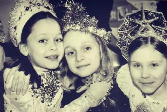 Екатерина Никитина в детството (първо наляво)