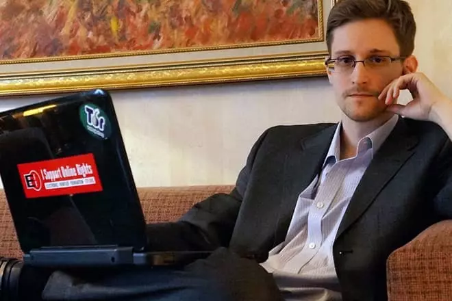 מתכנת אדוארד Snowden.
