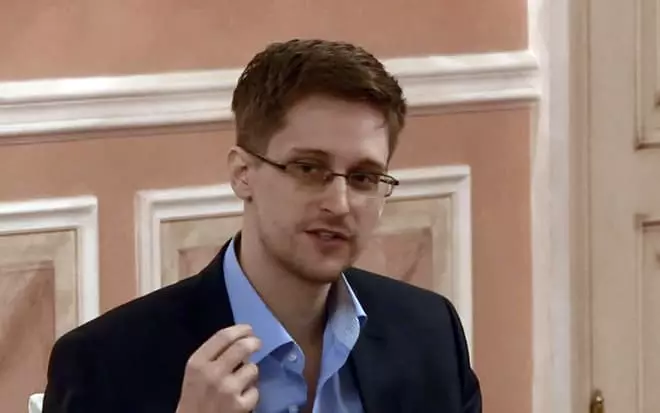 Edward Snowden alitoa habari ya siri.