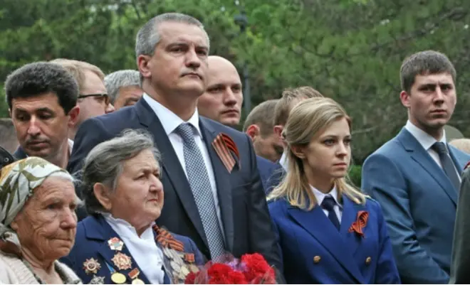 Sergey Aksenov e Natalia Poklonskaya na celebração do dia da vitória
