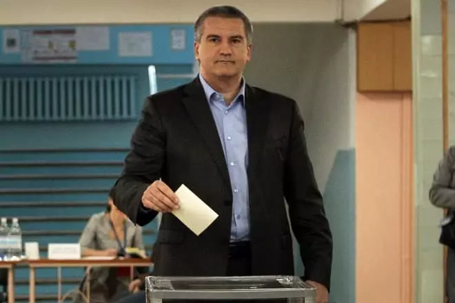 Sergey Aksenov på en folkomröstning på Krim