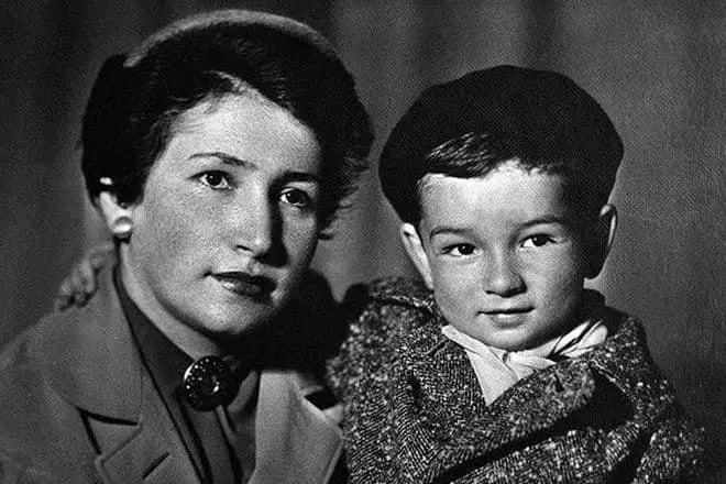 Evgeny Primakov i barndommen med sin mor