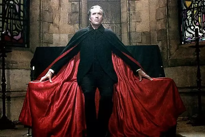 Christopher Lee sebagai Dracula