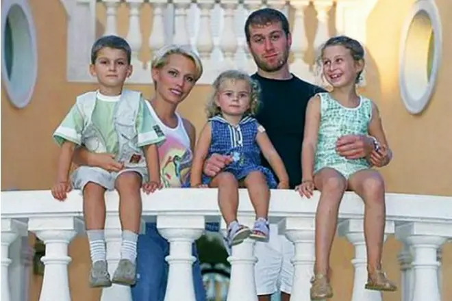 Romos Abramovičius su žmona Irina ir vaikais