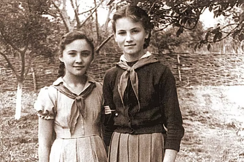 어린 시절의 Aurika와 소피아 로타루