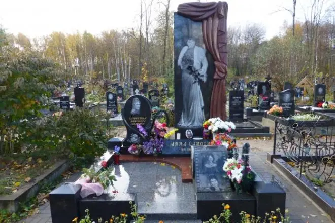 Grave Anna Selfie