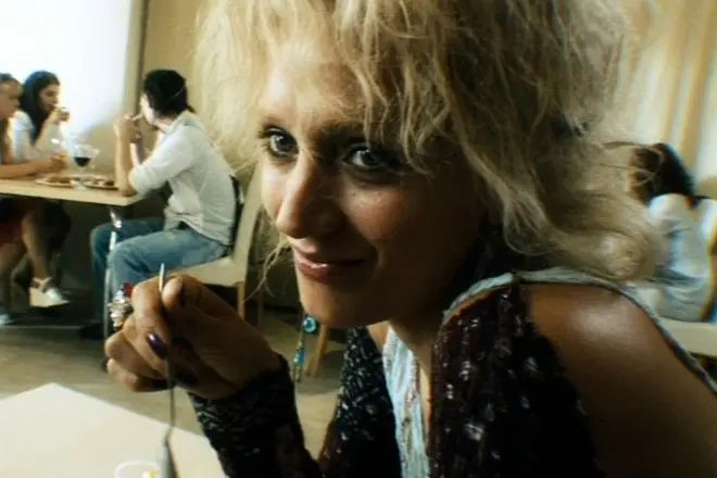 Вікторыя Ісакава (кадр з фільма «Кропка»)