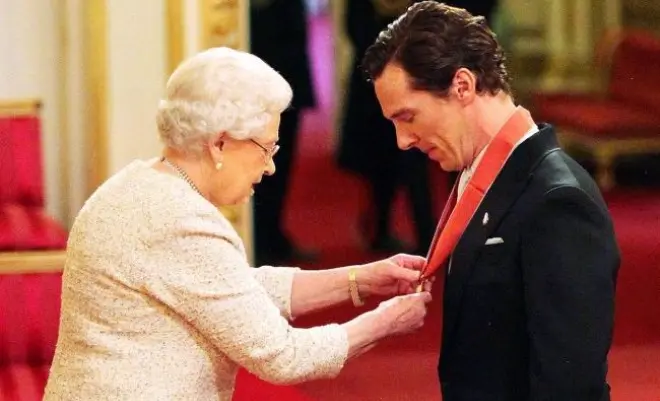 Бенедикт Cumberbatch и кралицата Елизабета II