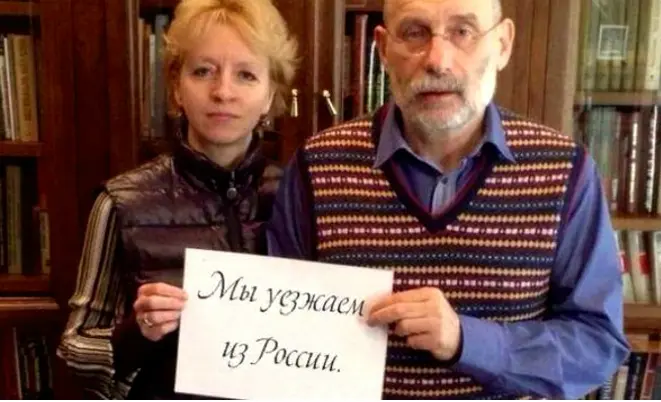 बोरिस अकुनिन आणि त्यांची पत्नी रशिया सोडून