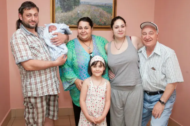 Маріам Мерабова з чоловіком, дітьми та свекром
