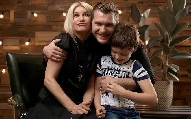 Tatyana Larina dengan suami dan putranya