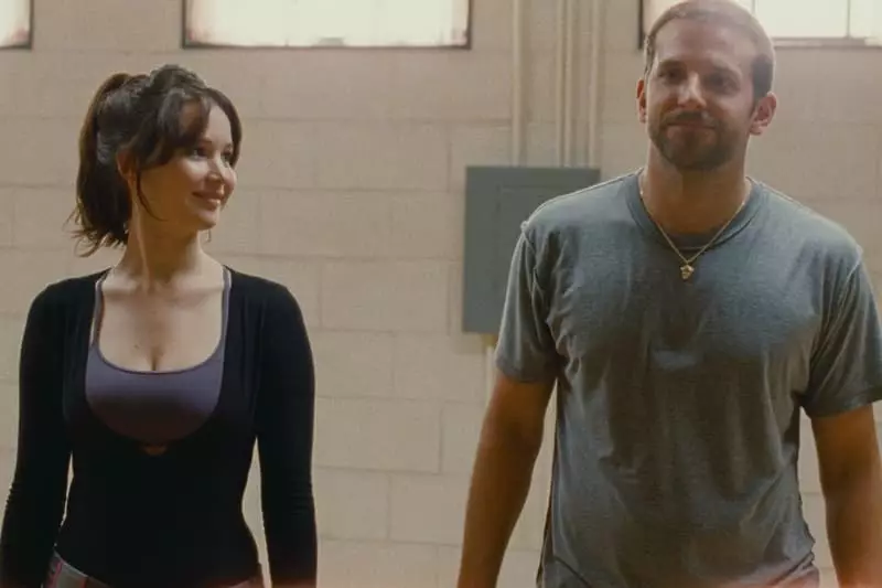 Jennifer Lawrence en Bradley Cooper (Frame út 'e film "Myn freon is in gek")