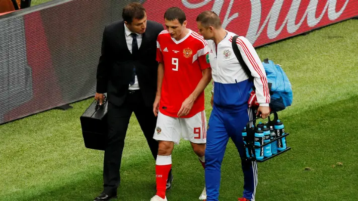 Alan Dzagoem gewond bij de opening van het WK 2018