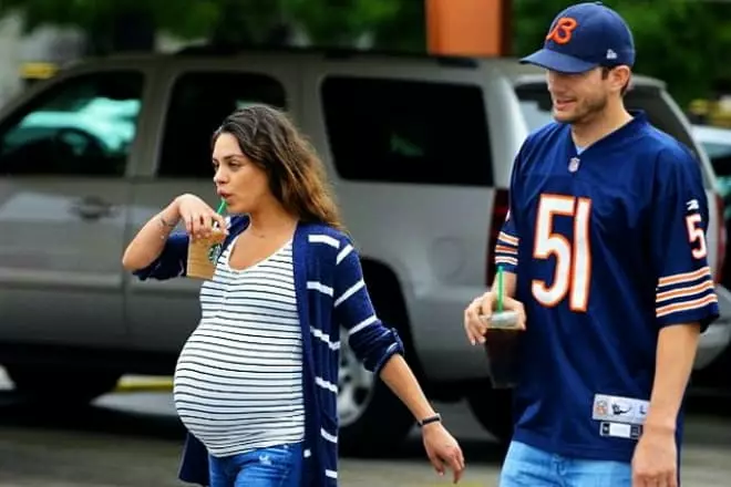 Ashton Kutcher og gravid Mila Kunis