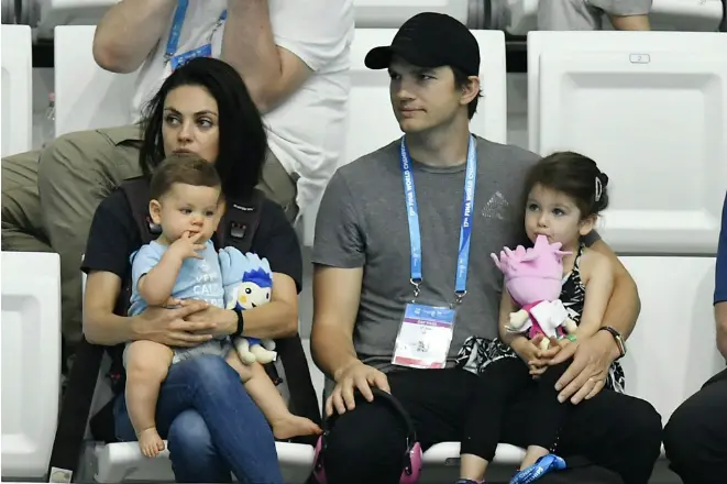Ashton Cutcher con esposa e hijos