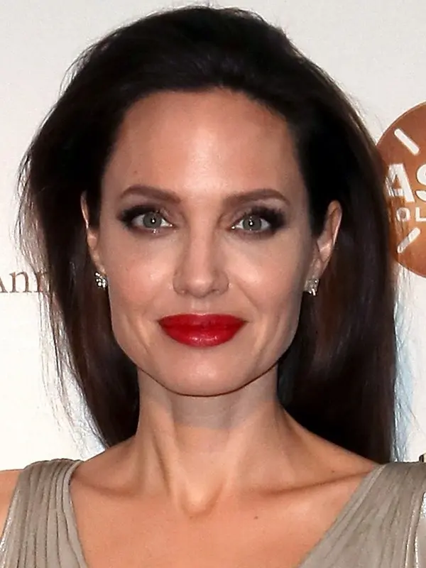 Angelina Jolie - Biographie, Vie personnelle, Photo, Nouvelles, Films, Enfants, Brad Pitt, Age, "Instagram" 2021