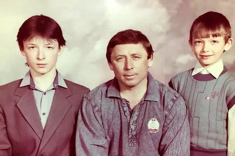 Sergey Ryzhikov nalika muda karo bapak lan adhi