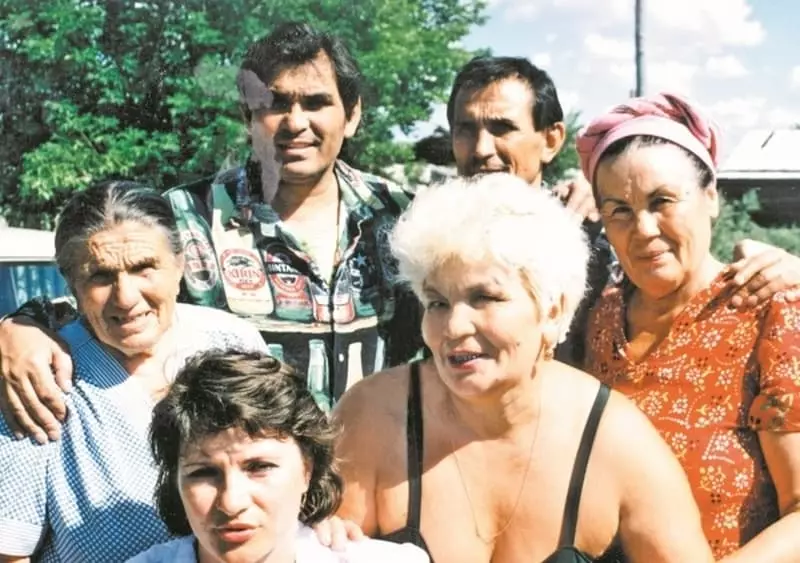 Rosa Alibasova sa rođacima