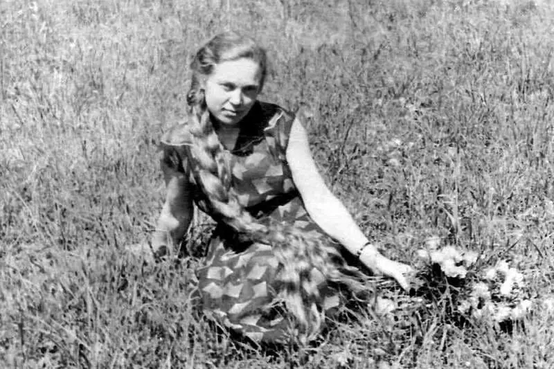 Առաջին կինը, Վասիլի Շուկշինա Մարիա Շումանսին երիտասարդության մեջ