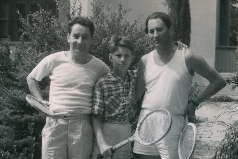 Leonid Boguslavsky στην παιδική ηλικία με τον πατέρα και τον θείο του