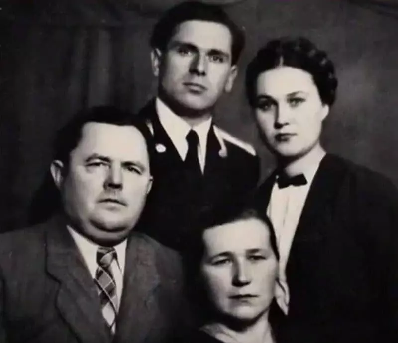 Lyudmila Alfimova i ungdom med foreldre og første mann