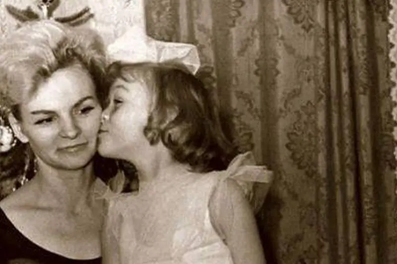 Lydia kryuchkova dalam belia dengan anak perempuannya Elvira