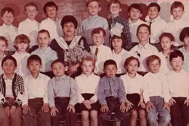 Andrei Kurananov en la infancia con compañeros de clase