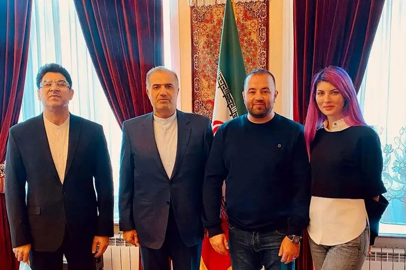 ロシアのイラン大使館でのクリスティーナボッシュチと彼女の夫Mamat