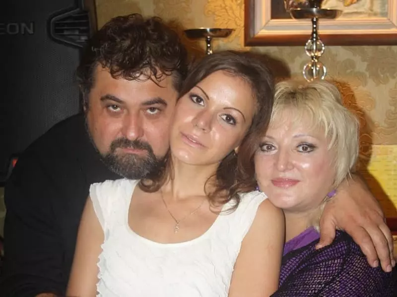 Zinaida Sazonov dengan keluarga