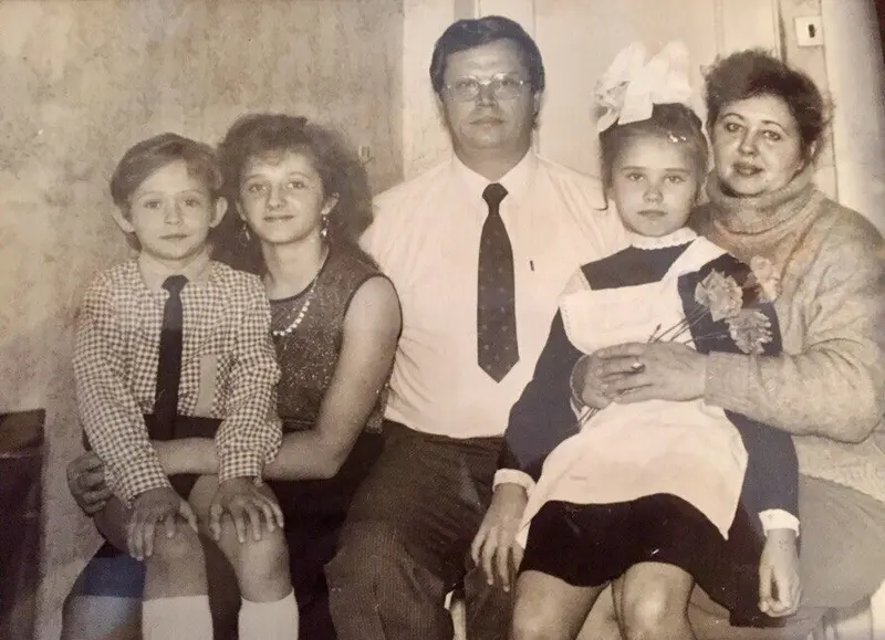 परिवार के साथ बचपन में अन्ना गोरोनोक