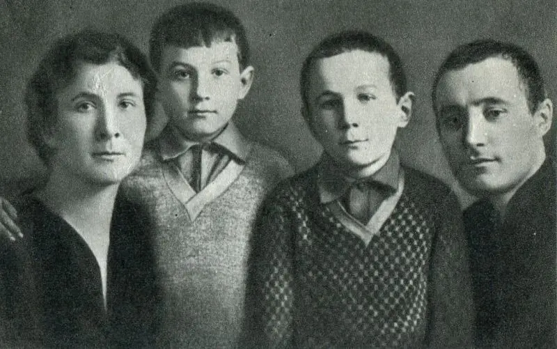 Cinta Kosmodemyanskaya dengan suaminya dan anak-anak Zoya dan Kosmodemyansky shura