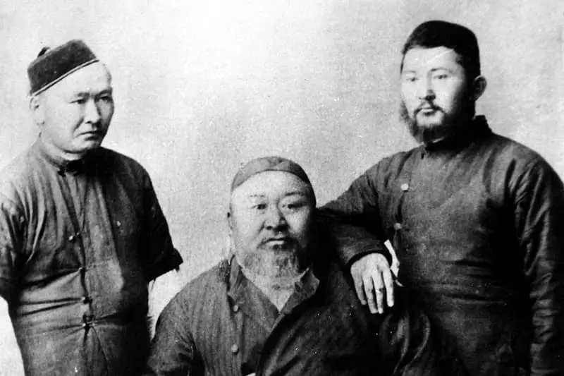 Абай Кунубаев с синове Акилба и Турагул