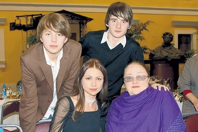 Alexey Sukhovekov، Ekaterina Gradova اور ماریا Mononova.