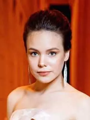 Julia Burova - biyografi, lavi pèsonèl, foto, nouvèl, aktris, "renmen anpil kanmarad" Konchalovsky, Julia Vysotskaya 2021